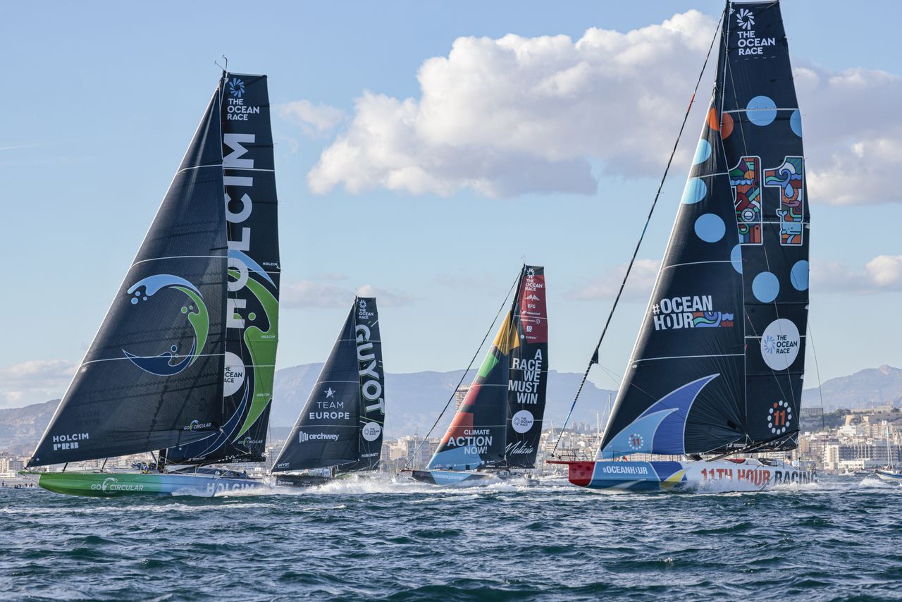 Whilst Biotherm took the lead early, the four other IMOCA boats were close behind.