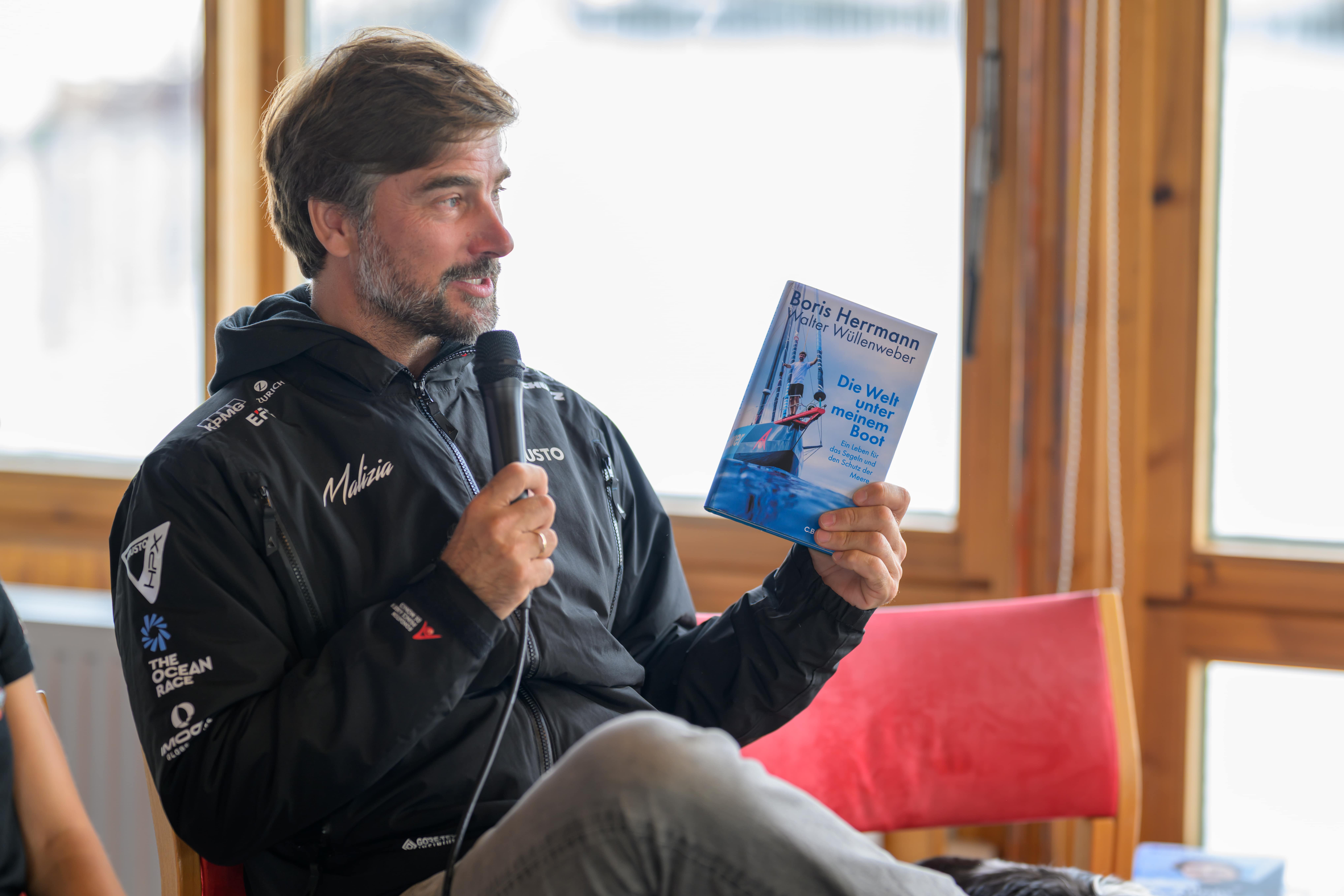 Boris Herrmann präsentierte sein neues Buch bei der Malizia Pressekonferenz zum Start des Ocean Race Europe 2025 in Kiel
