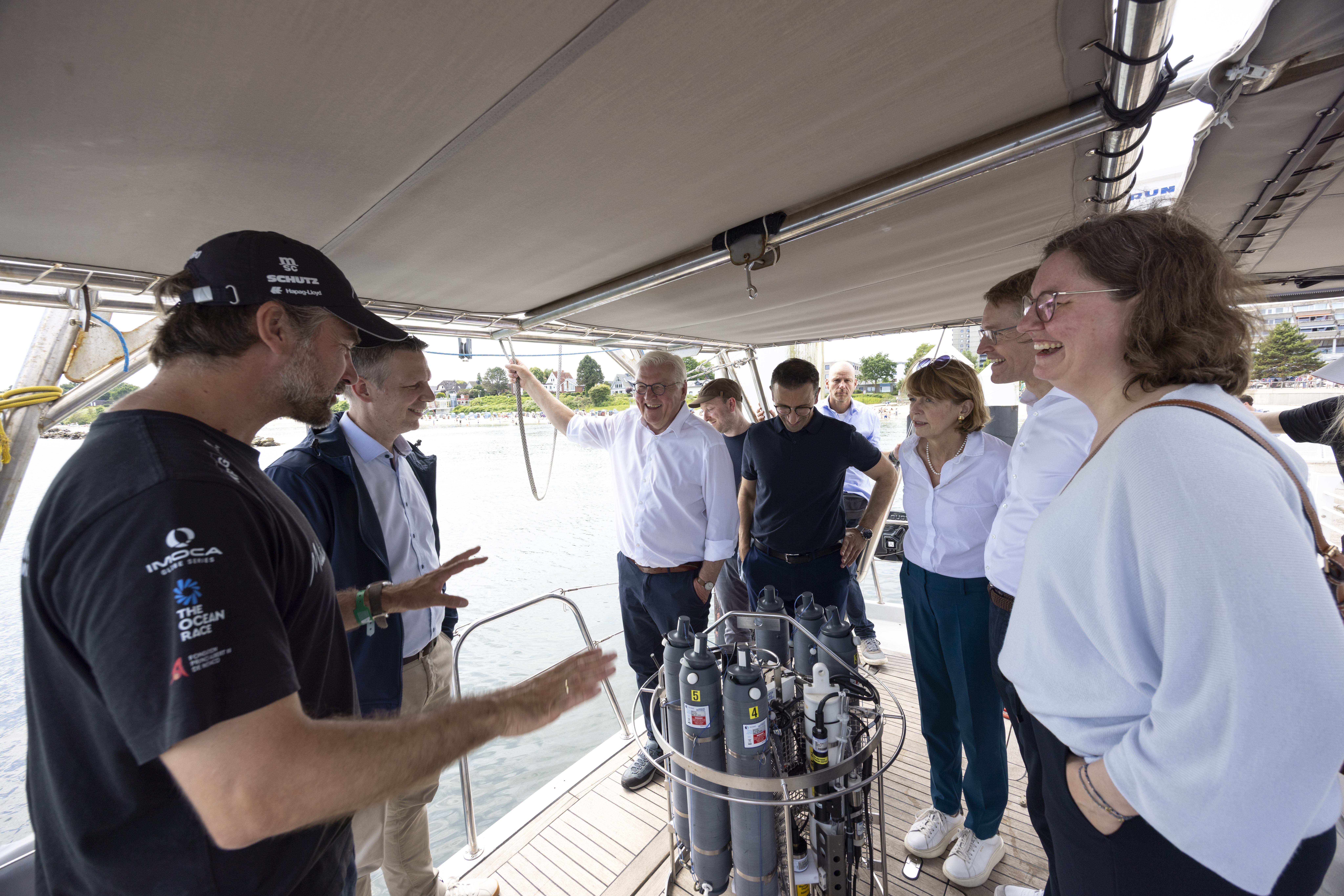 Boris Herrmann and Oliver Zielinski, scientific director of Hereon, explained to the President Steinmeier, Mayor Yilmaz, Elke Büdenbender, Minister-President Günther and his wife Anke Günther how the CTD rosette works and is an essential tool for oceanographic research