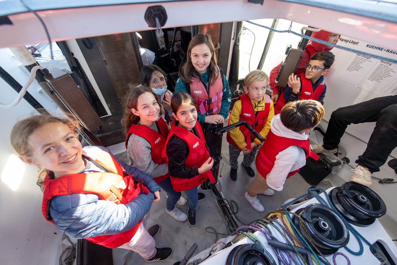 The Alicante stopover was the opportunity to host our first of many My Ocean Challenge kids event! After a speech by Boris on Ocean protection and solutions to the climate crisis, the children enjoyed a boat tour with team members, discovering the boat that would see their favourite sailors compete around the world..