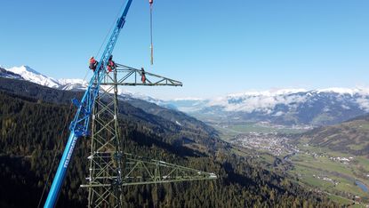 Die Austrian Power Grid AG beim Bau der Salzburgleitung – Arbeiter am Strommast mit Blick ins Tal