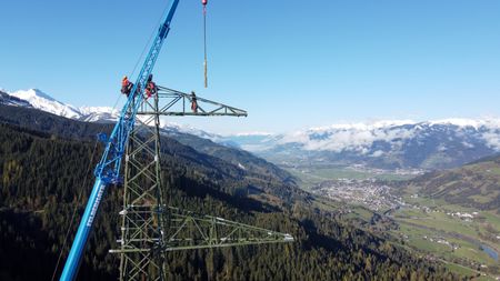 Die Austrian Power Grid AG beim Bau der Salzburgleitung – Arbeiter am Strommast mit Blick ins Tal