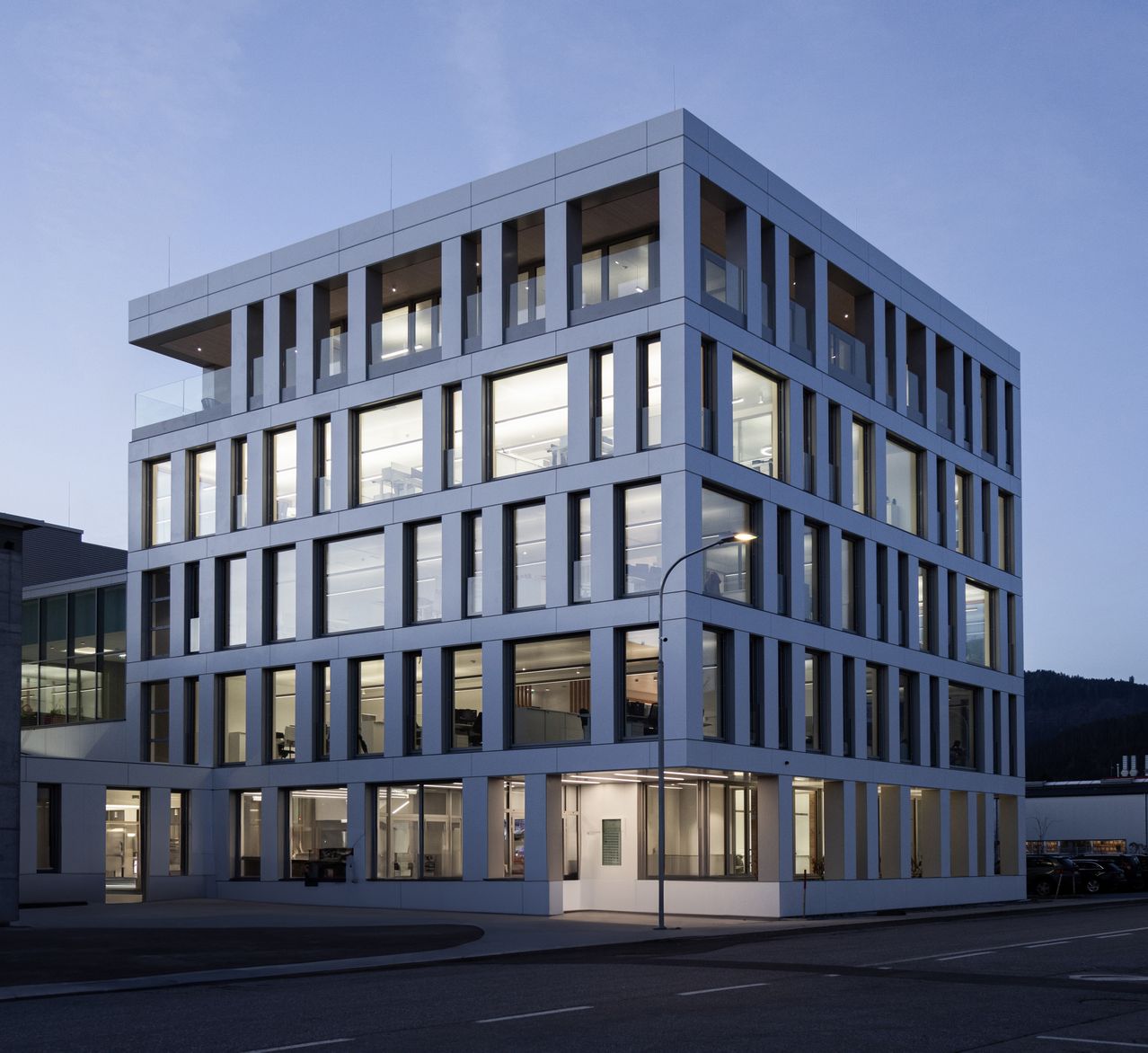 Gewerbebau Marmoriert in Villach bei Abendlicht – komplexe Planung strukturiert umgesetzt mit PLANFRED