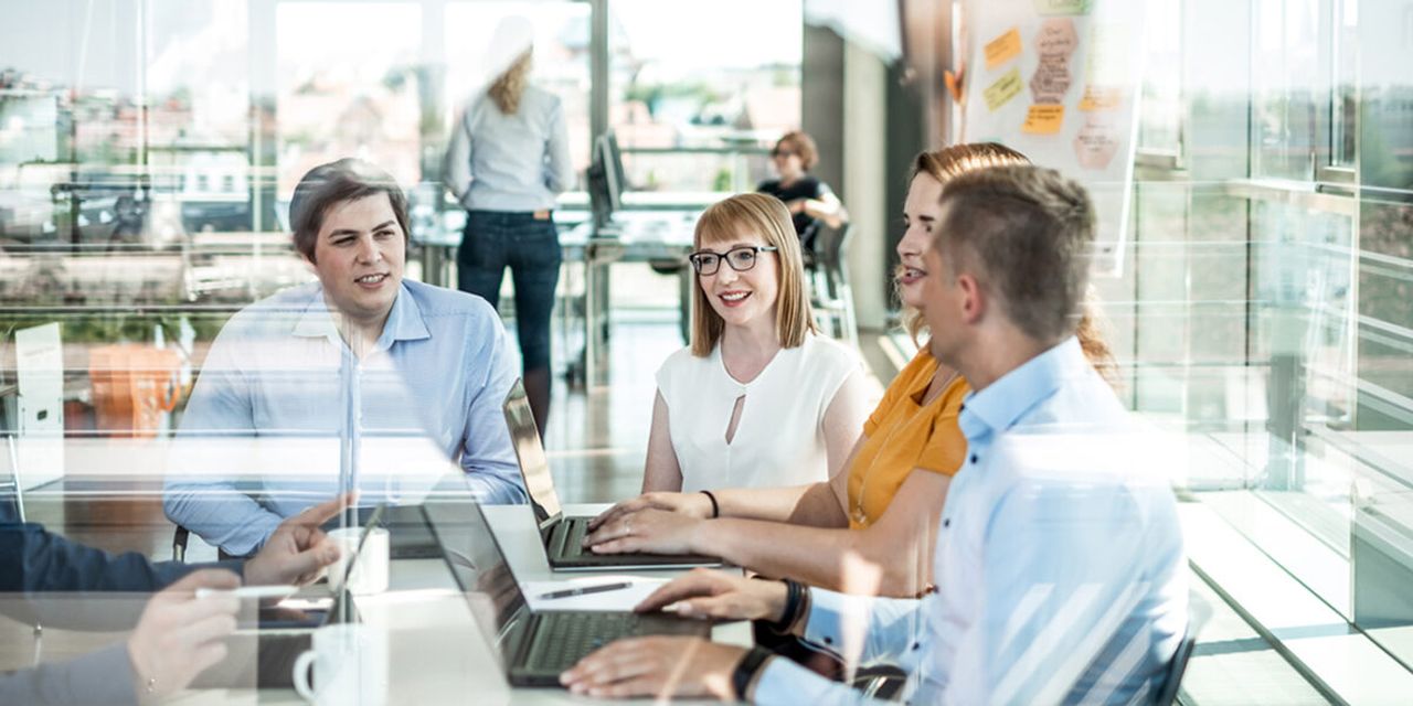 Mitarbeiter:innen der Stadtwerke Lübeck Gruppe in Besprechungssituation