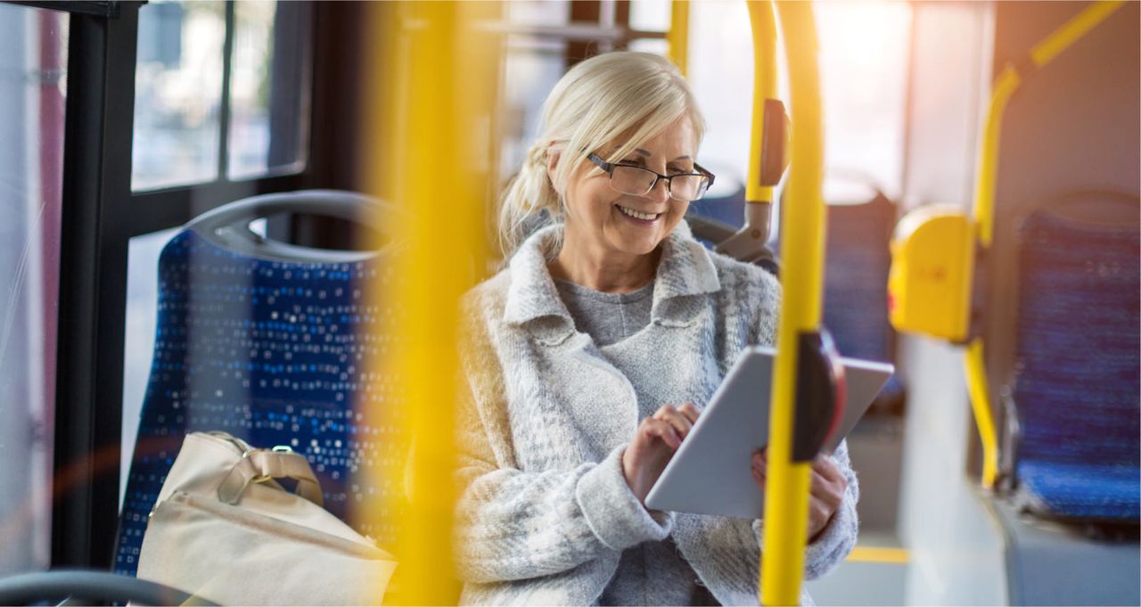 Dame im Bus mit iPad