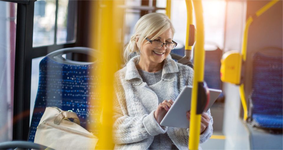Dame im Bus mit iPad