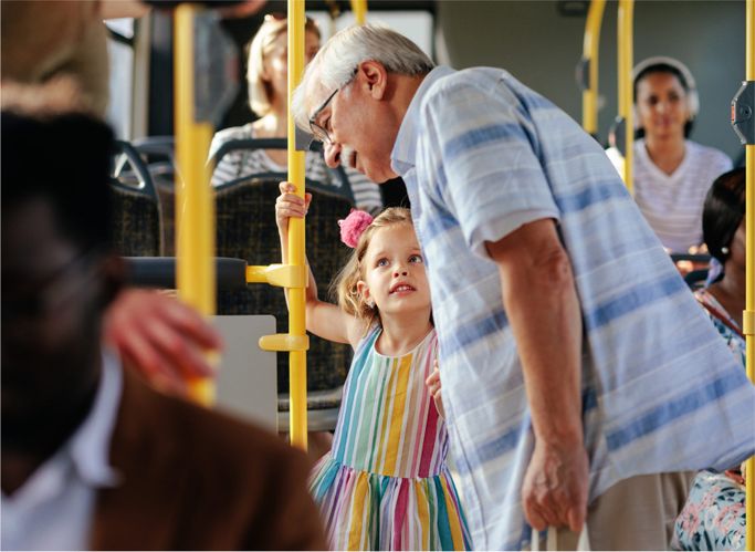 Opa mit Enkelkind im Bus