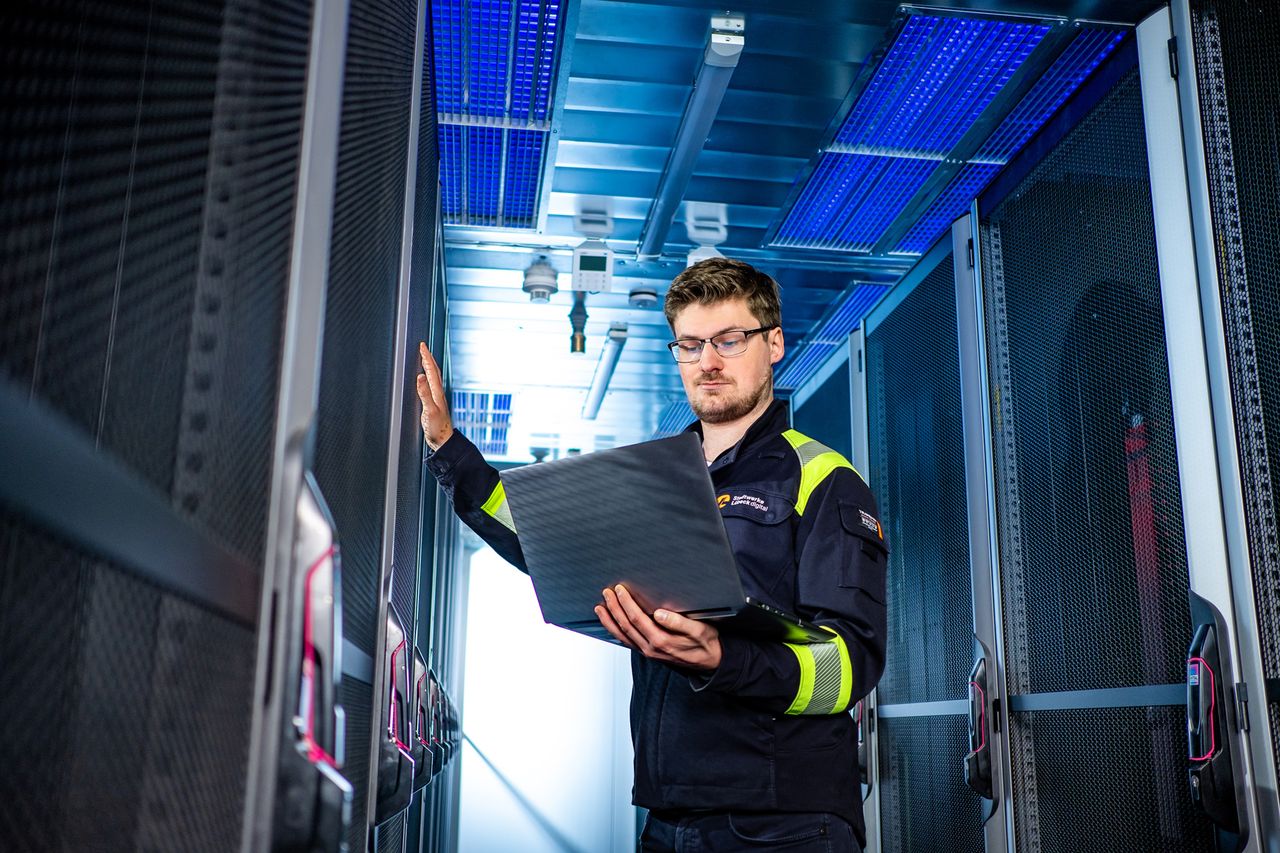 Techniker prüft Server im Rechenzentrum
