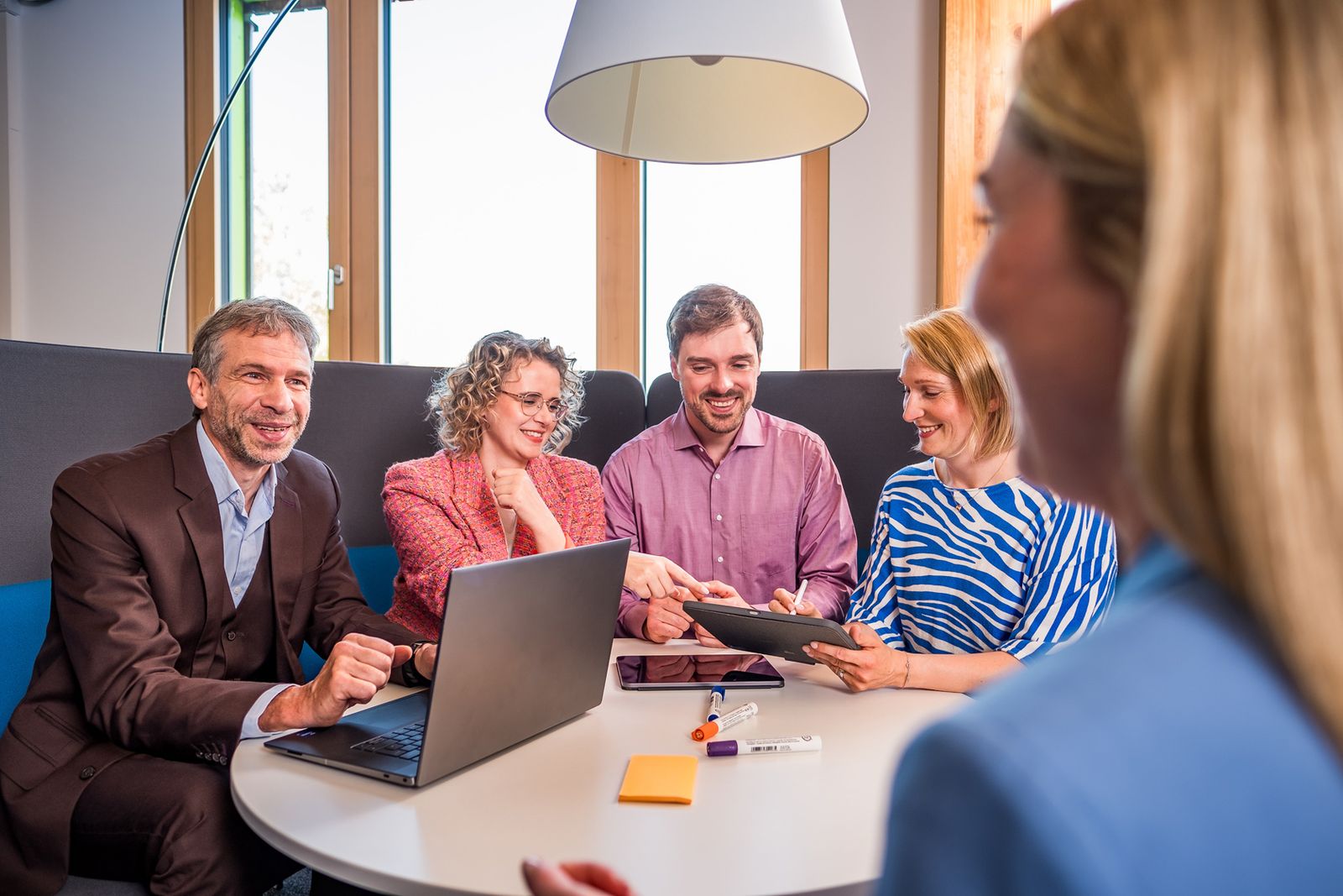 Team bespricht Vorgehensweise im Projekt