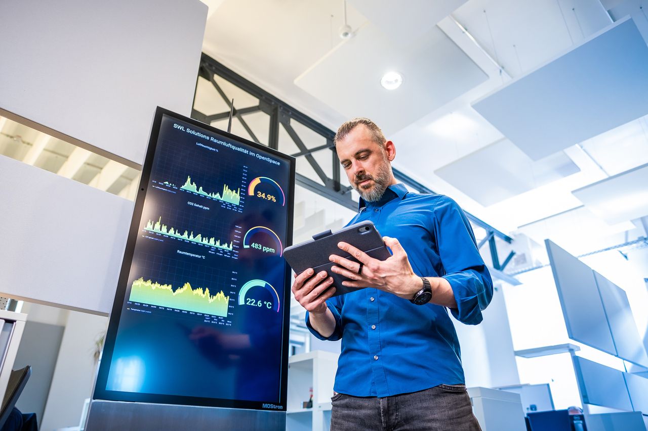 Mitarbeiter vor IoT-Anwendung Gebäudemanagement