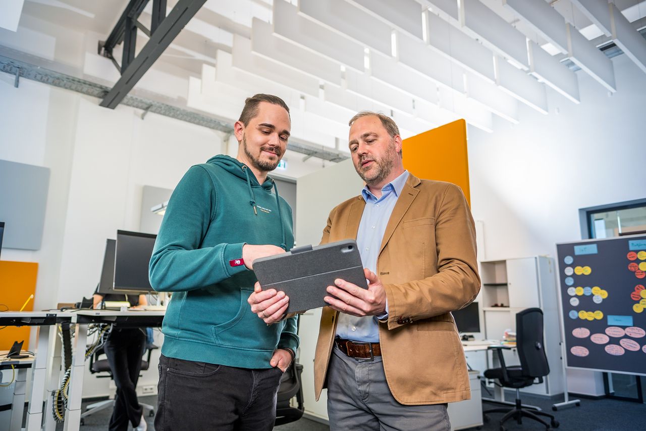 Team bespricht IoT-Anwendung