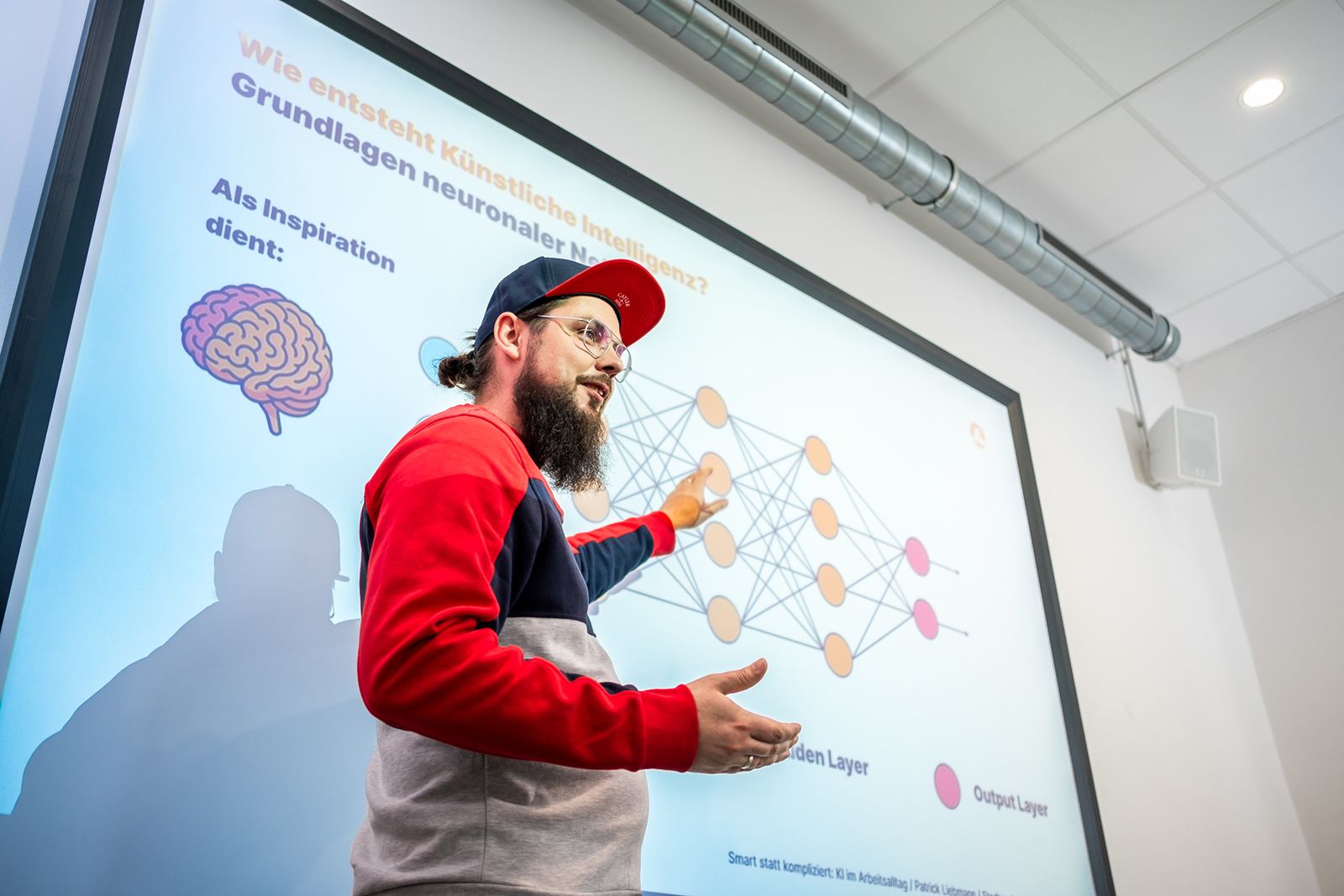 Mitarbeiter stellt Konzept zur Integration von KI in Unternehmen vor