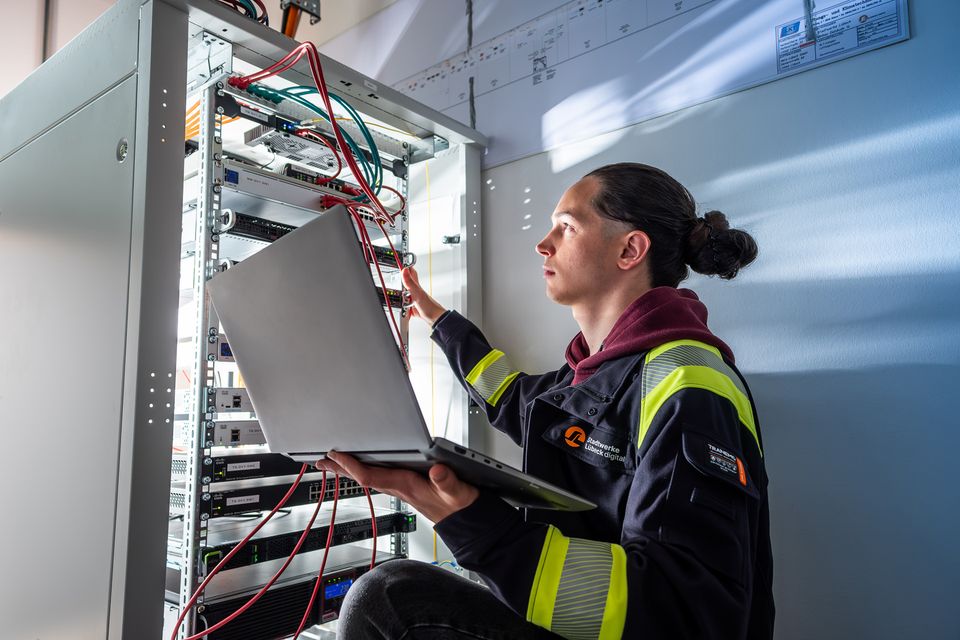 Junger Systemadministrator prüft Serverinstallation