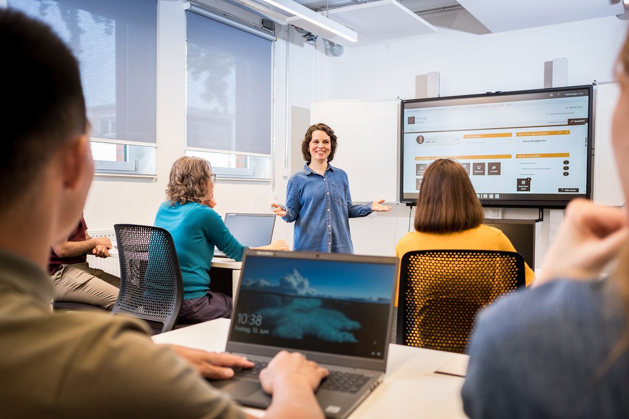 Referentin schult Gruppe in der Medienwerkstatt