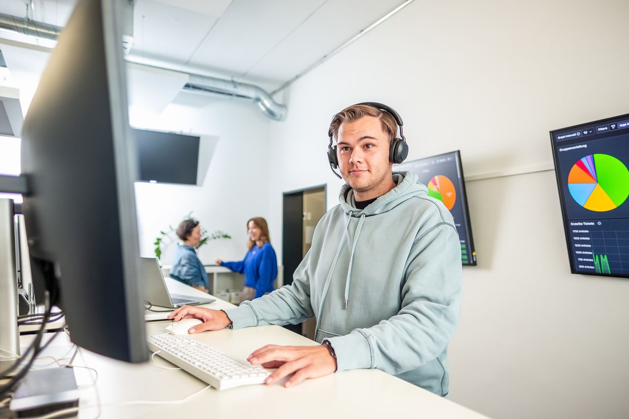 Junger Administrator leistet Support