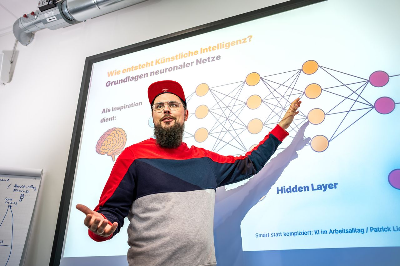 Mitarbeiter stellt Konzept zur Integration von KI in Unternehmen vor