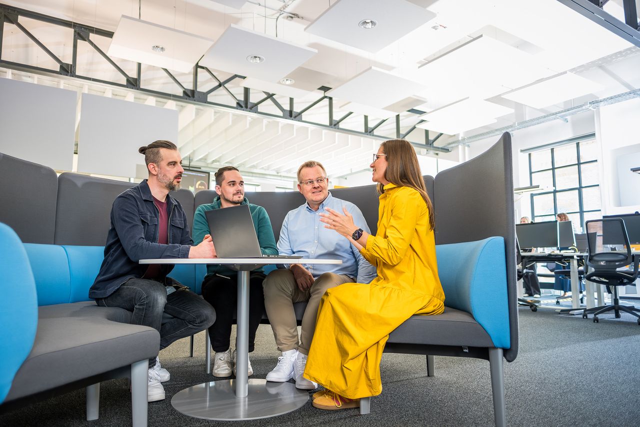 Team bespricht Vorgehensweise im Projekt