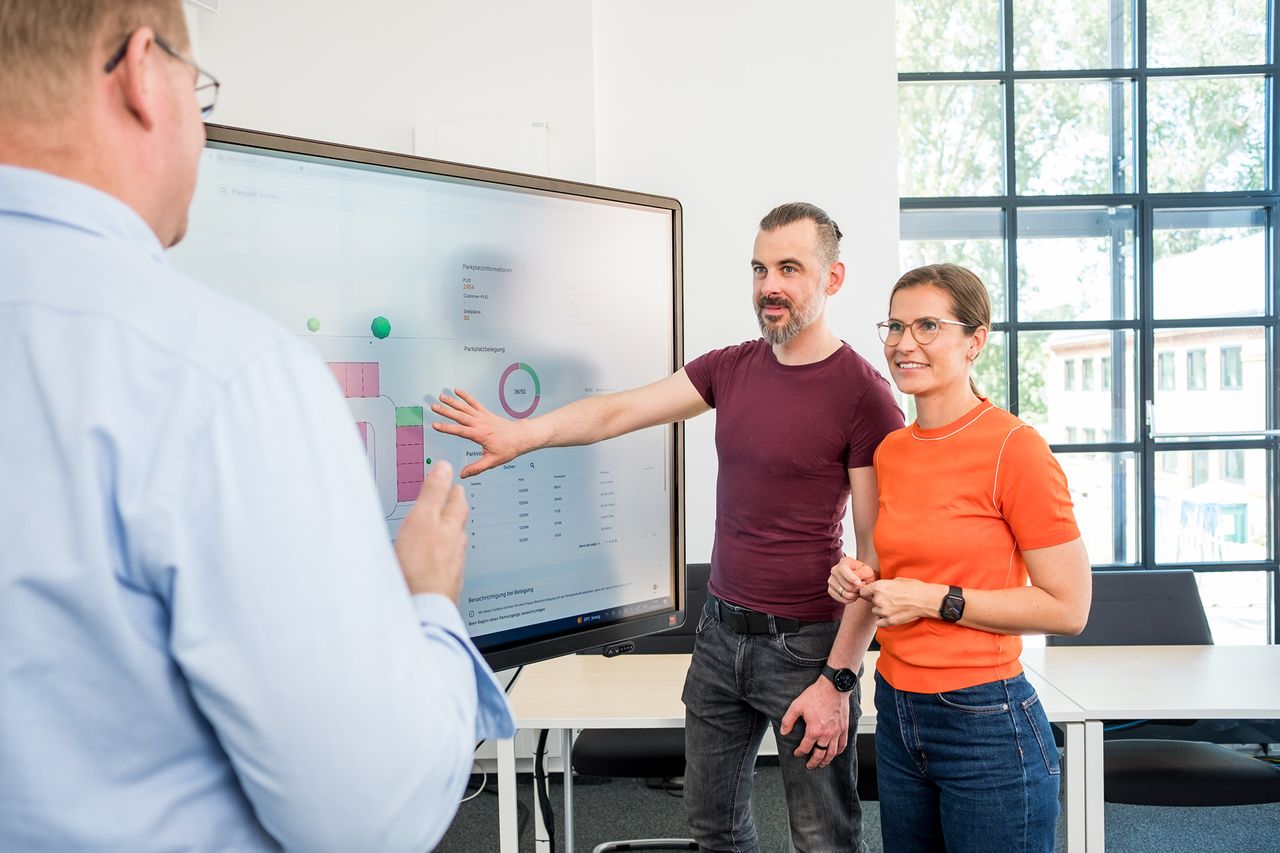 Team bespricht Smart Parking IoT-Anwendung