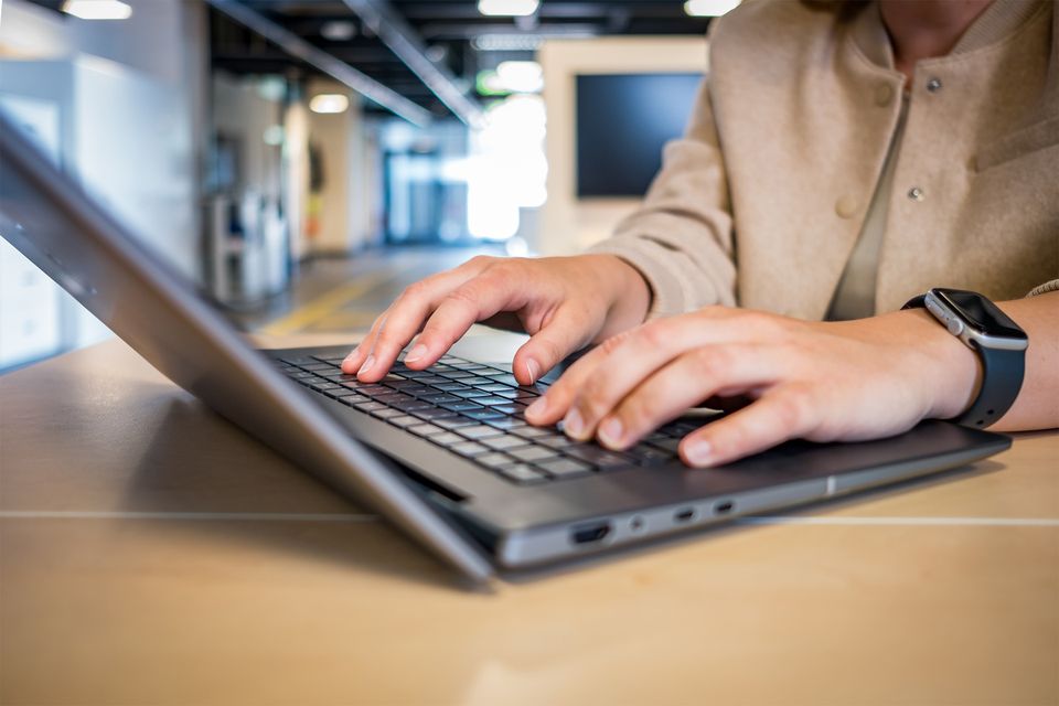 Mitarbeiterin Arbeitet mobil mit Laptop