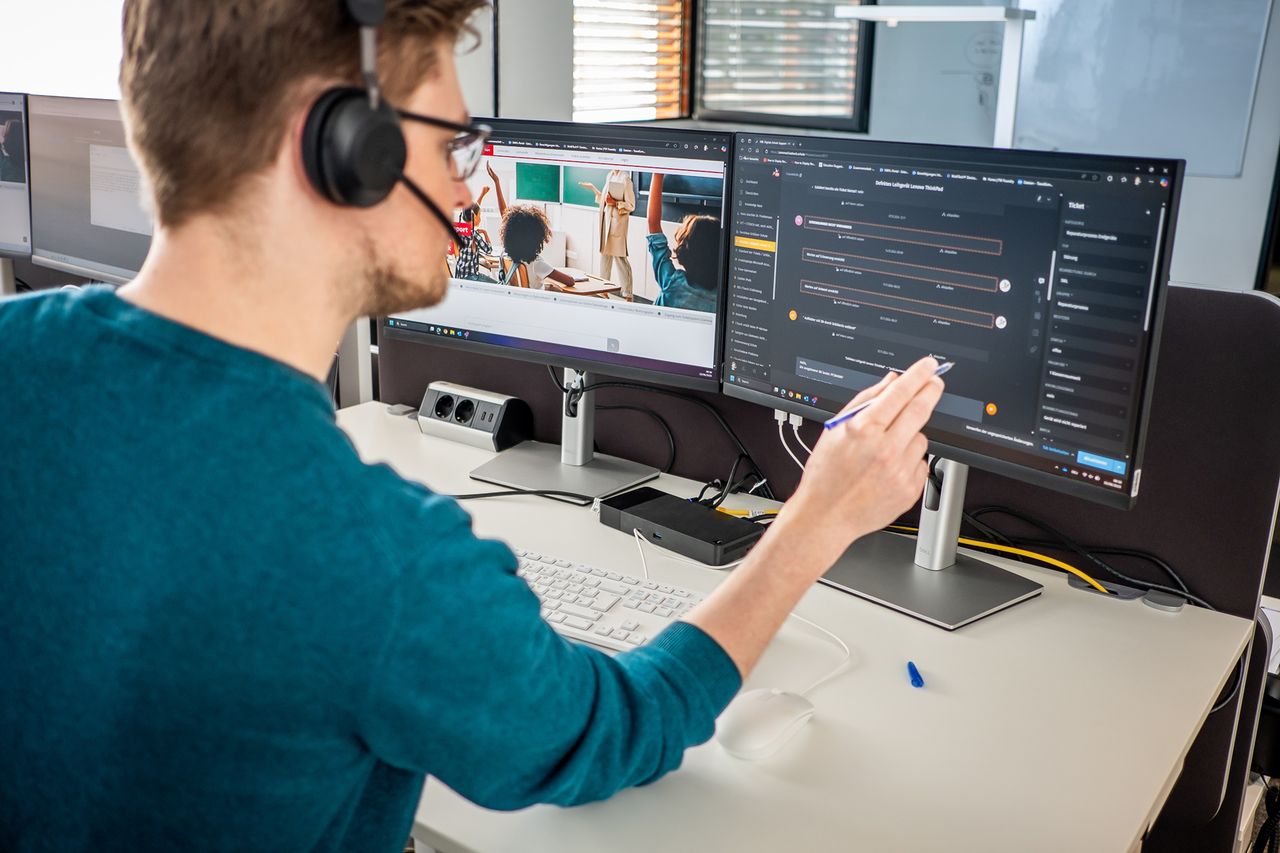 Junger Systemadministrator löst technisches Problem