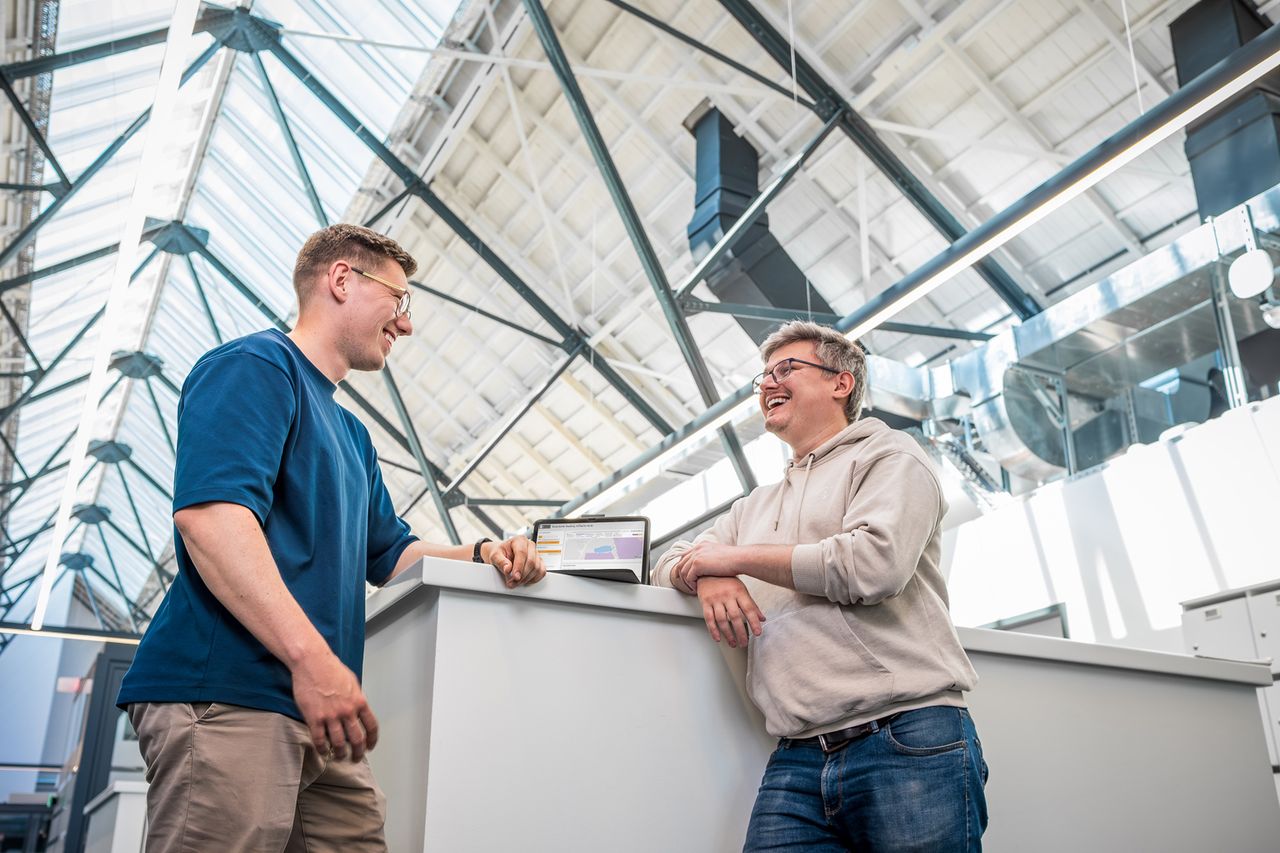 Mitarbeiter diskutieren über die Digitale Bauakte