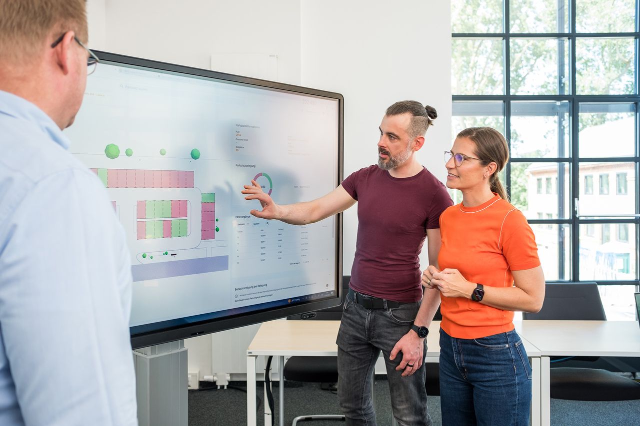 Team bespricht Smart Parking IoT-Anwendung