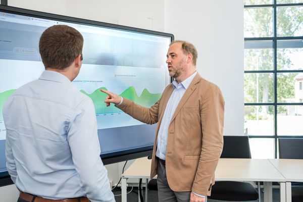 Projektleiter bespricht Auswertungsfunktionen mit einem Kunden