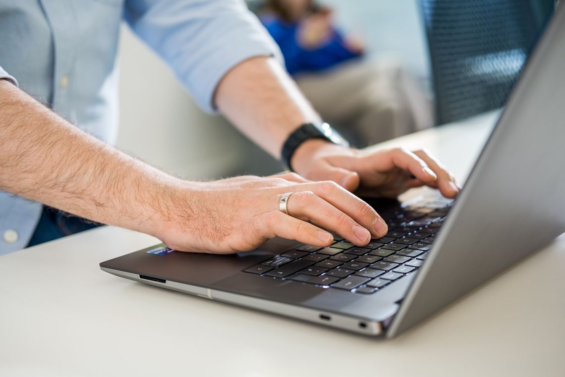 Mann arbeitet am Laptop