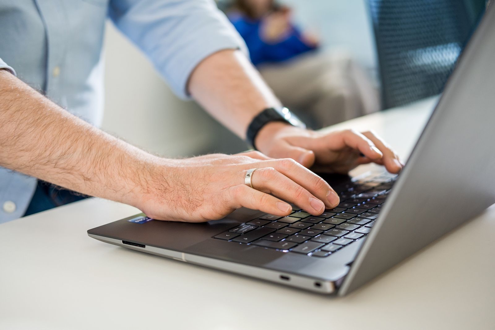 Mann arbeitet am Laptop