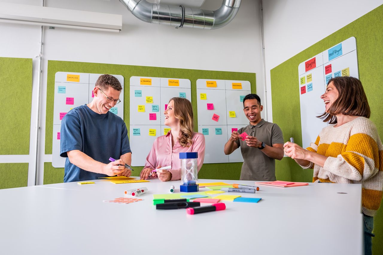 Projektteam am Scrumboard