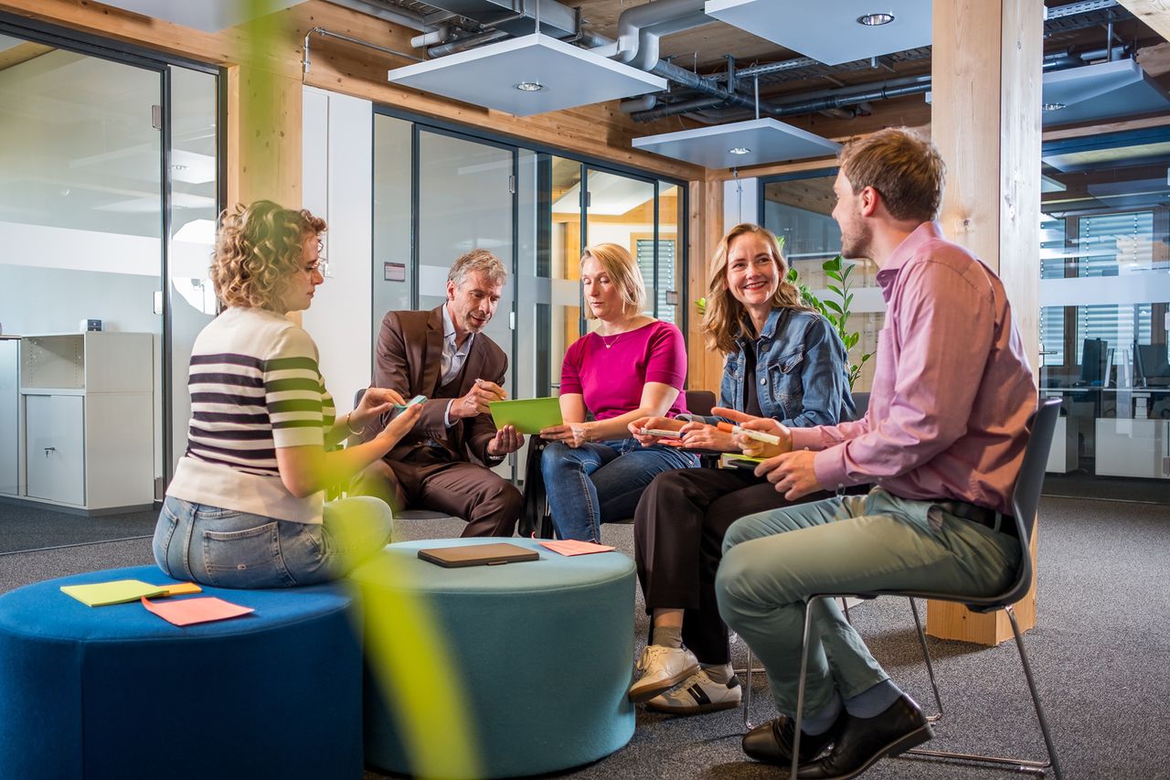 Team bespricht Vorgehensweise im Projekt