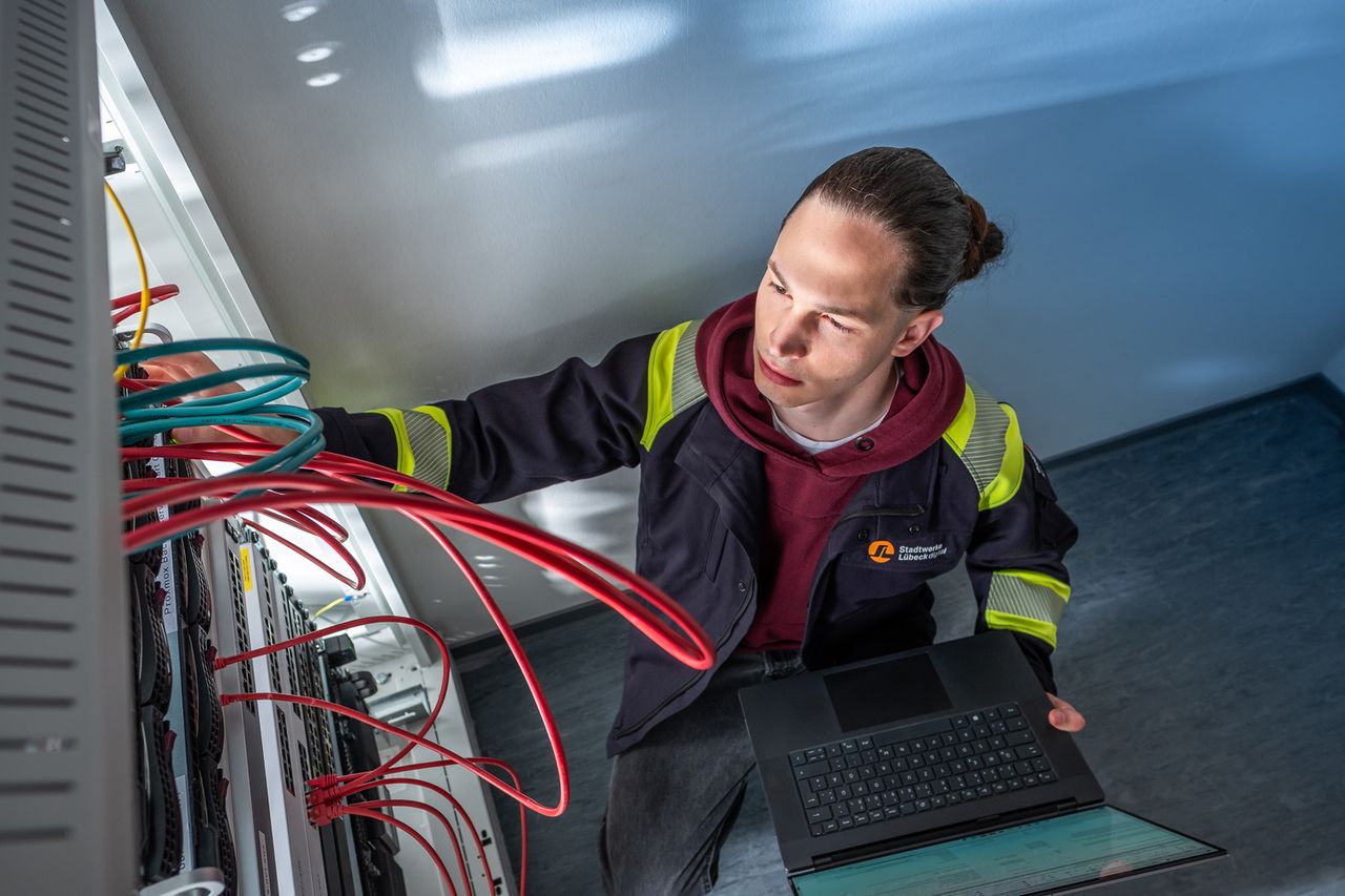 Junger Systemadministrator prüft Serverinstallation