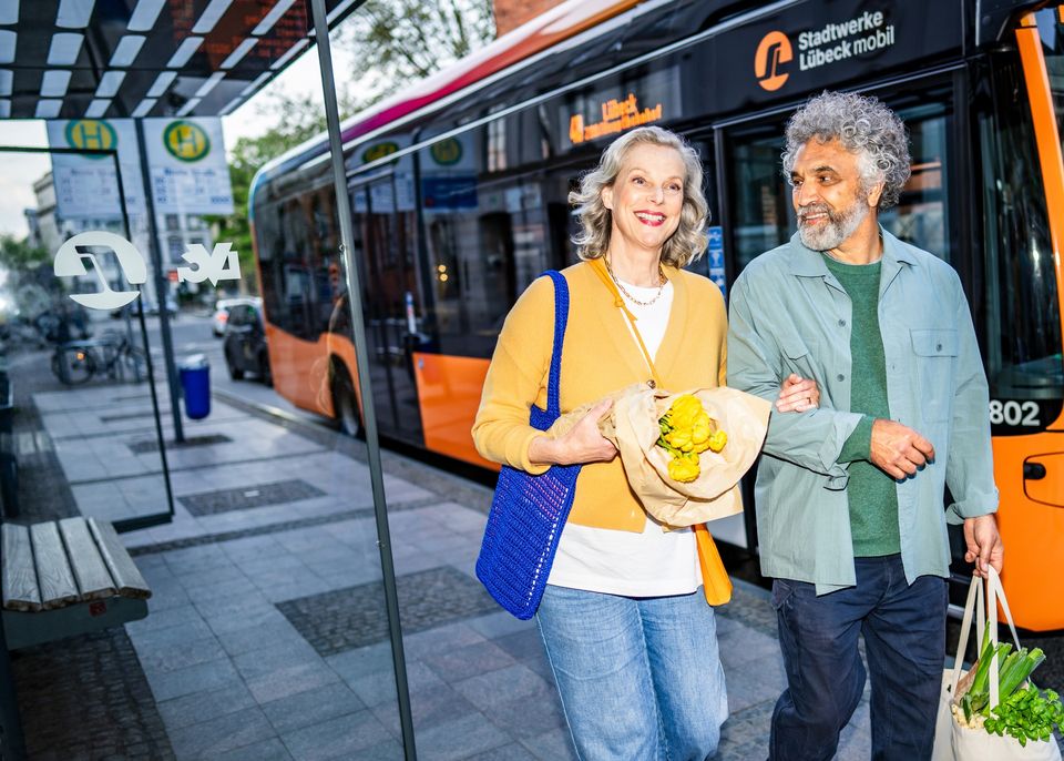 Paar vor Bus in der Lübecker Innenstadt