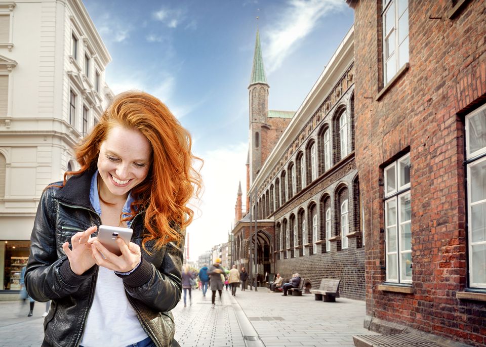 WLAN: Zwei Frauen surfen in der Lübecker Innenstadt im Internet
