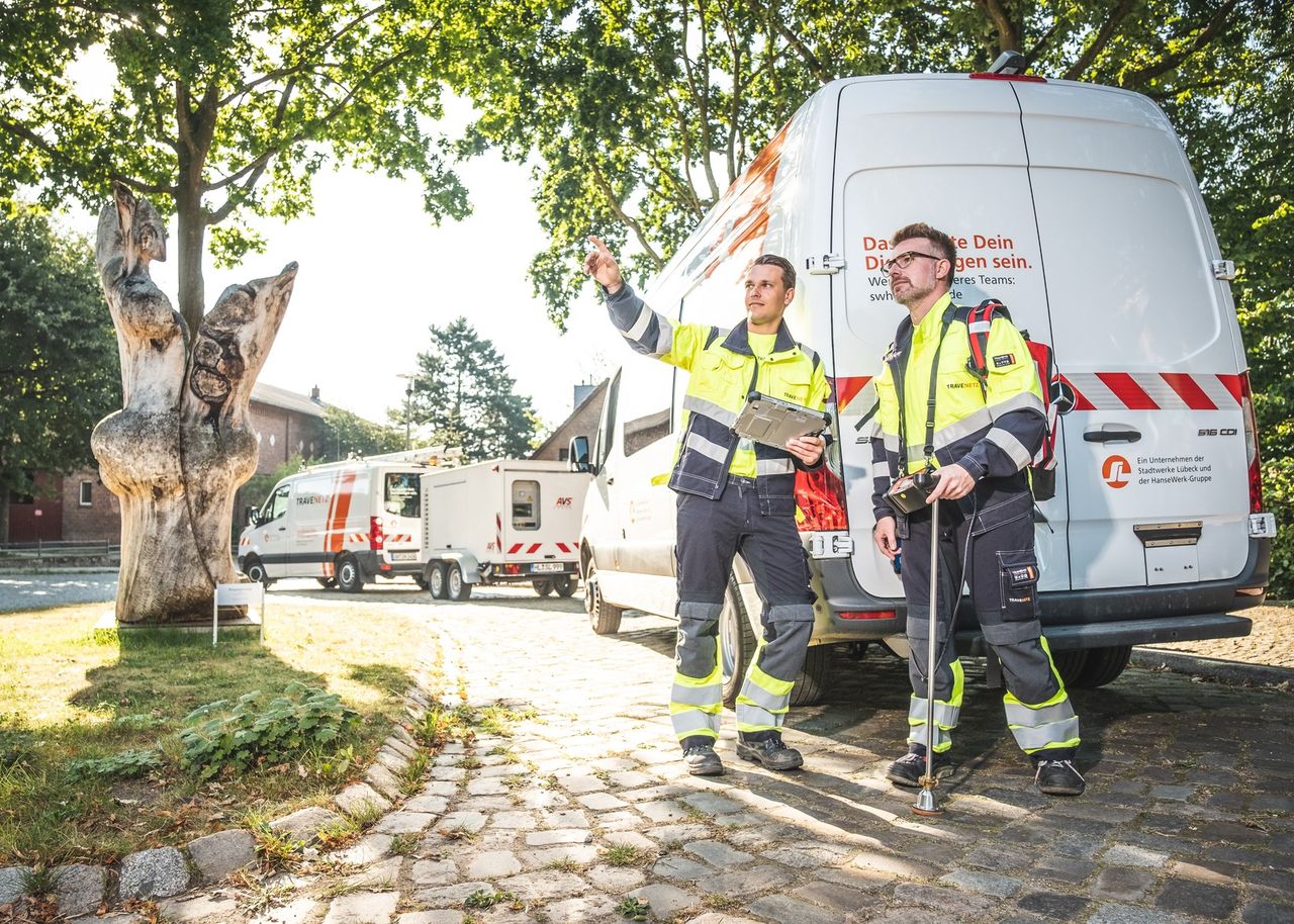 Mitarbeiter der TraveNetz im Netzgebiet