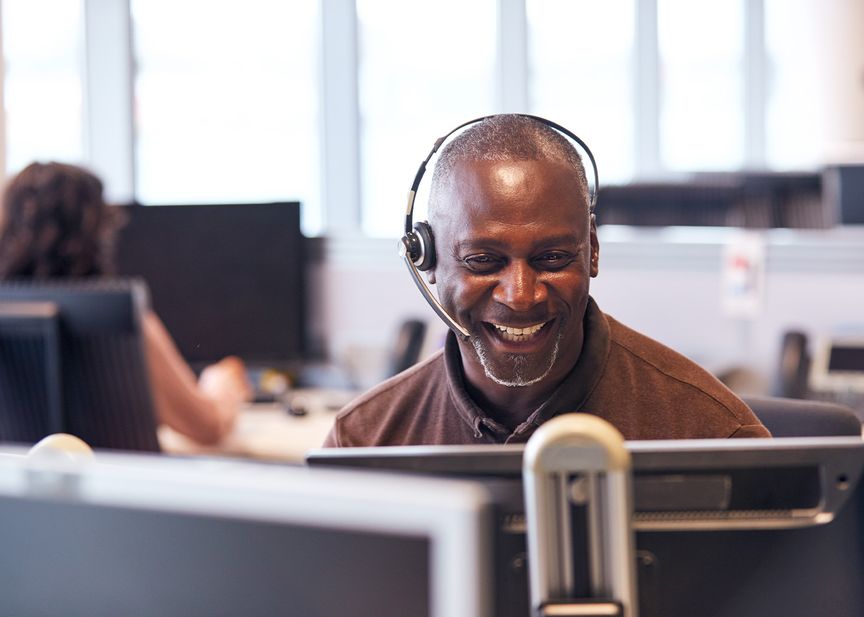 Mann mit Headset im Servicecenter