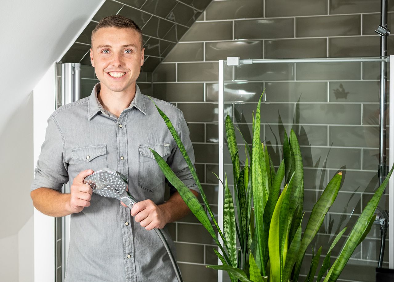 Energieexperte Finn zeigt einen Sparduschkopf