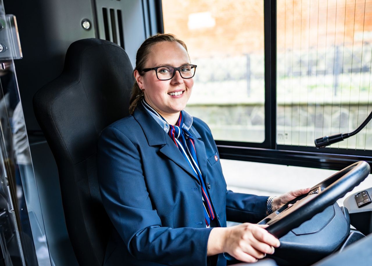 Busfahrerin der SWL Mobil lächelt am Lenker