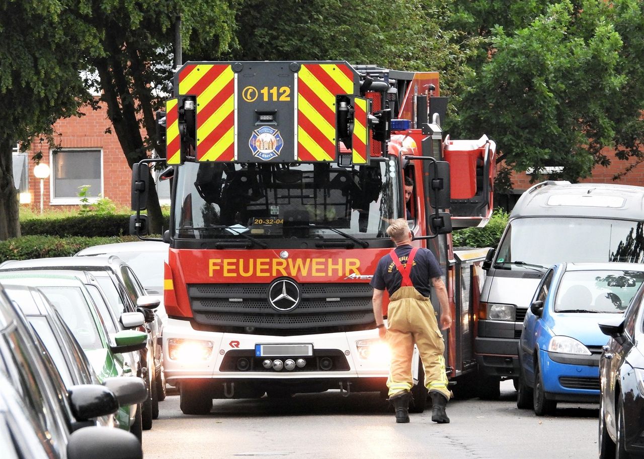 Feuerwehr-Fahrzeug durch falsch parkende Fahrzeuge nicht durch Straße fahren