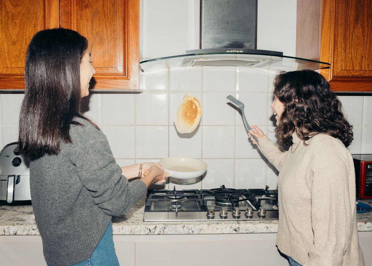 Frauen zusammen am Herd