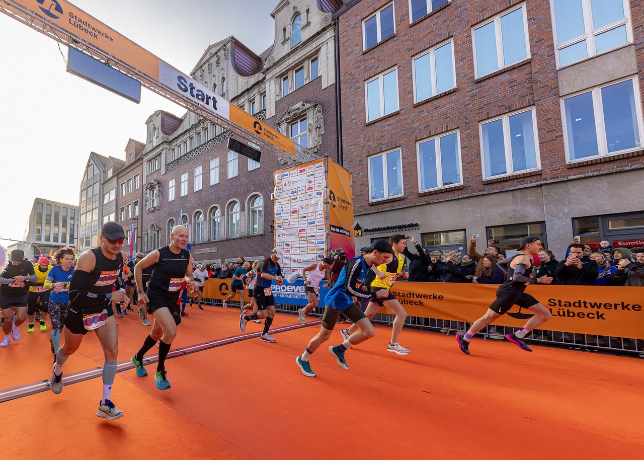 Läufer:innen beim Start des SWL Marathon