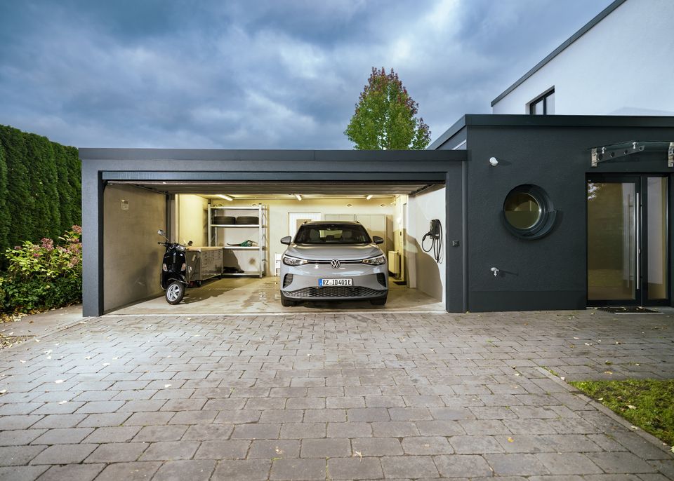 E-Auto und Wallbox in Garage