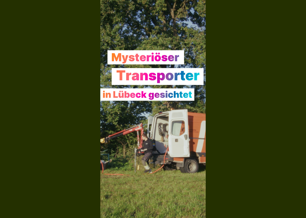 „Zwei Arbeiter bedienen einen robotergesteuerten Kran, umgeben von Bäumen und Gras, und nutzen im Freien Schläuche und Werkzeuge.“