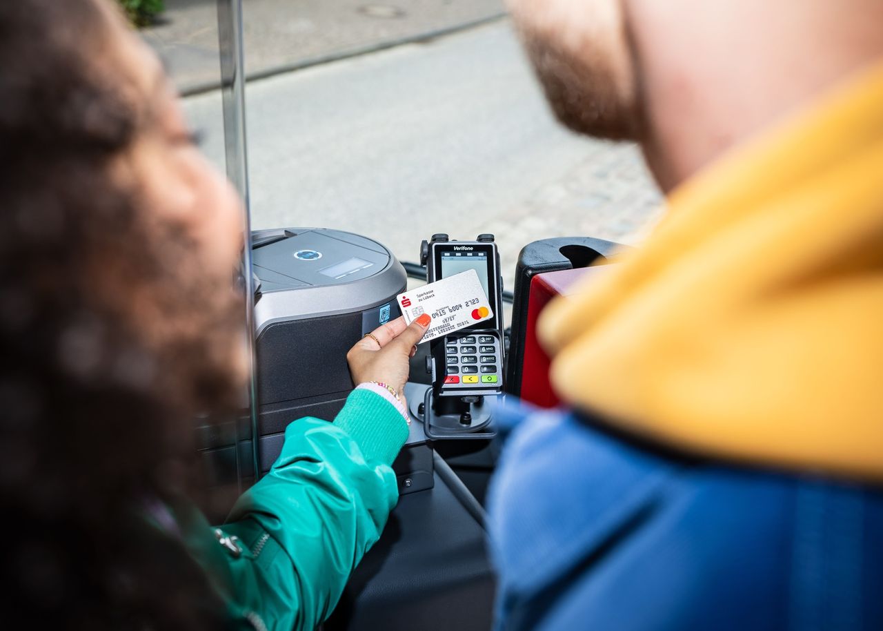 Bargeldlos bezahlen im Bus