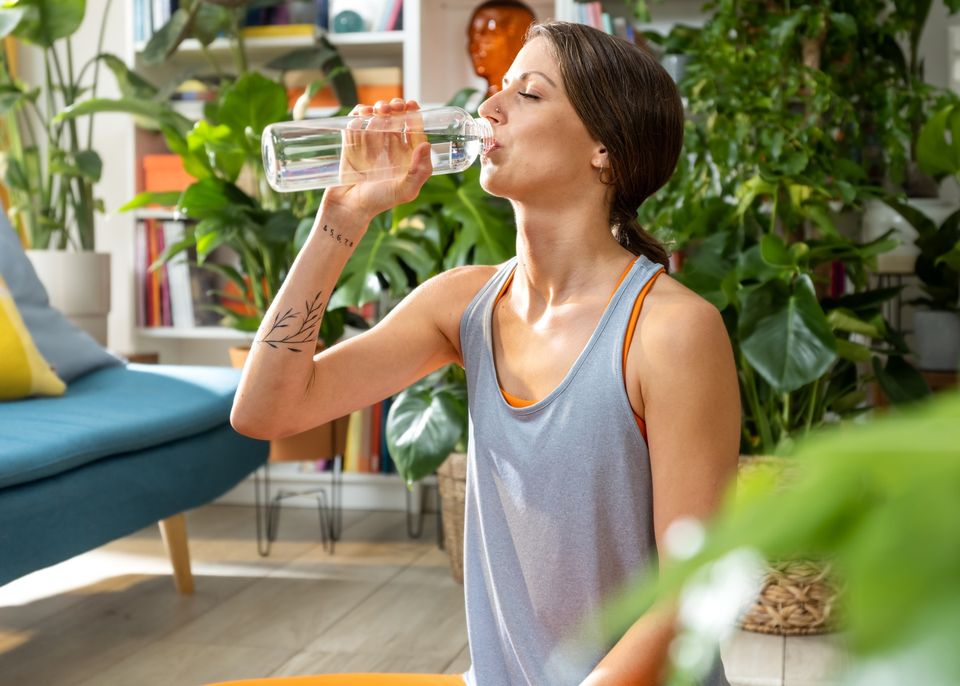 Frau trinkt Leitungswasser