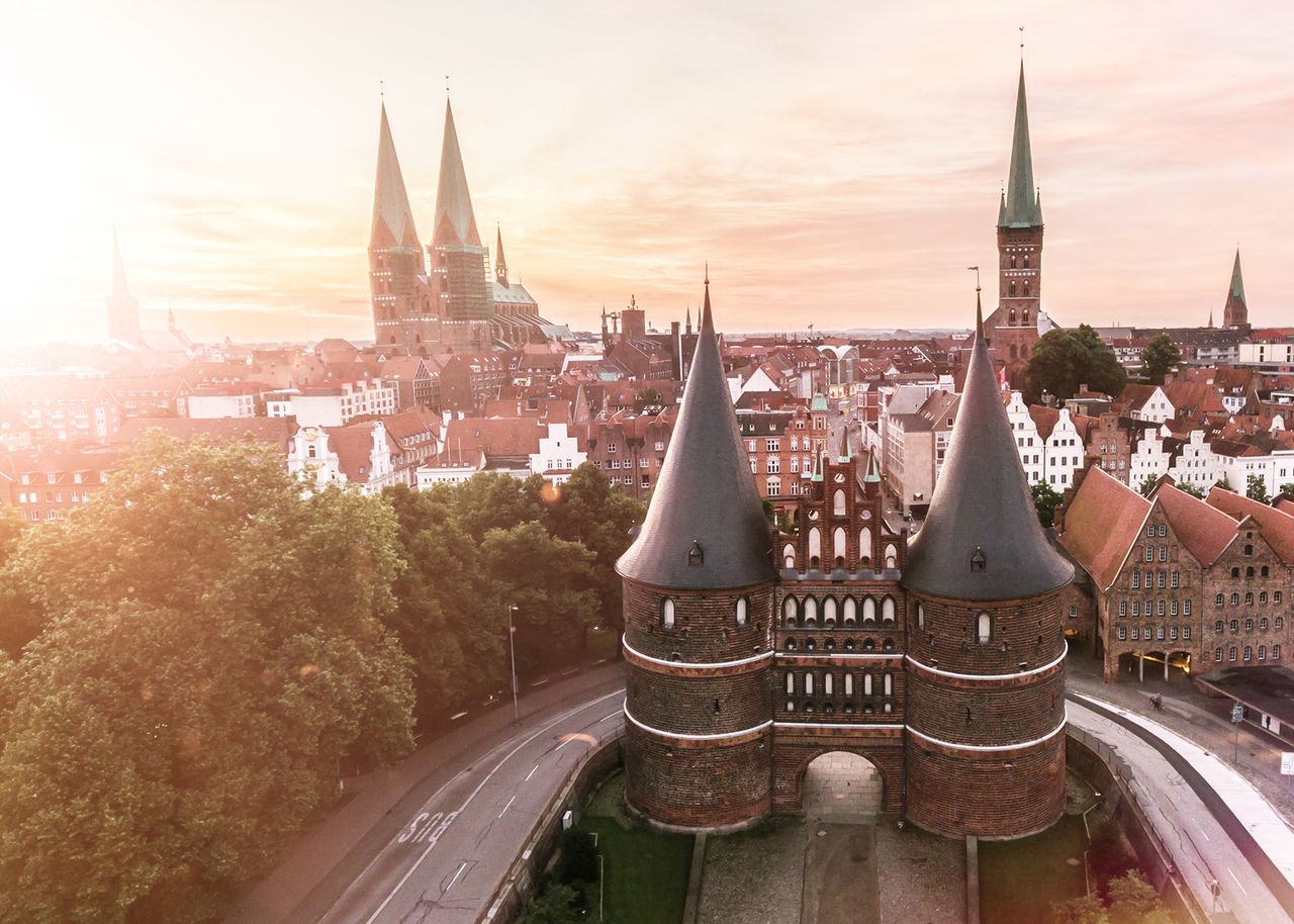 Luftbild der Innenstadt von Lübeck mit Holstentor