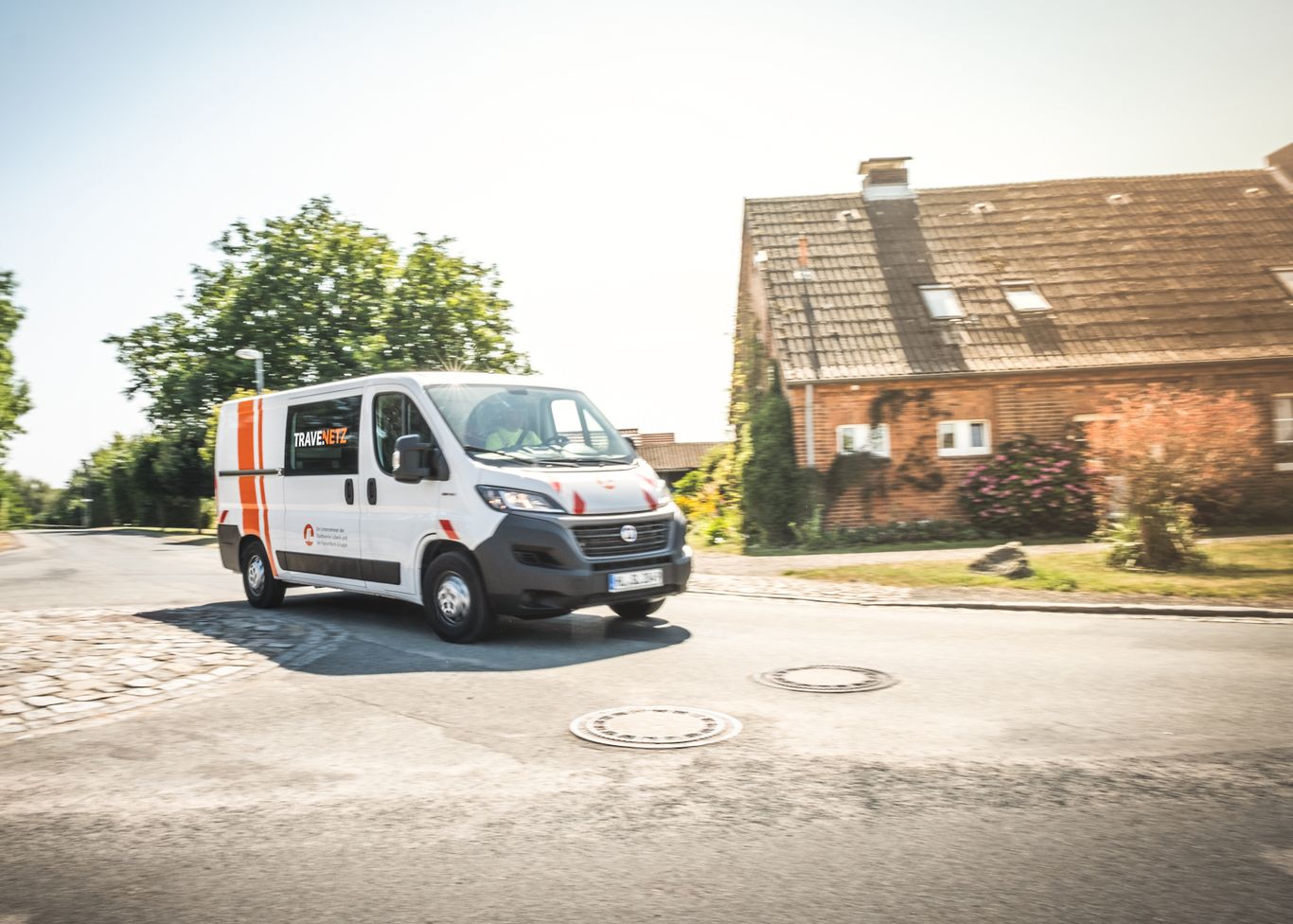 TraveNetz Auto fährt um die Kurve