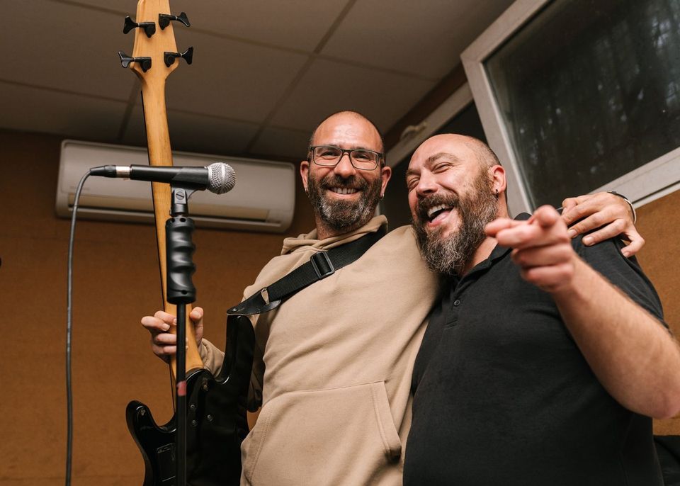 Zwei Männer singen in ein Mikrofon