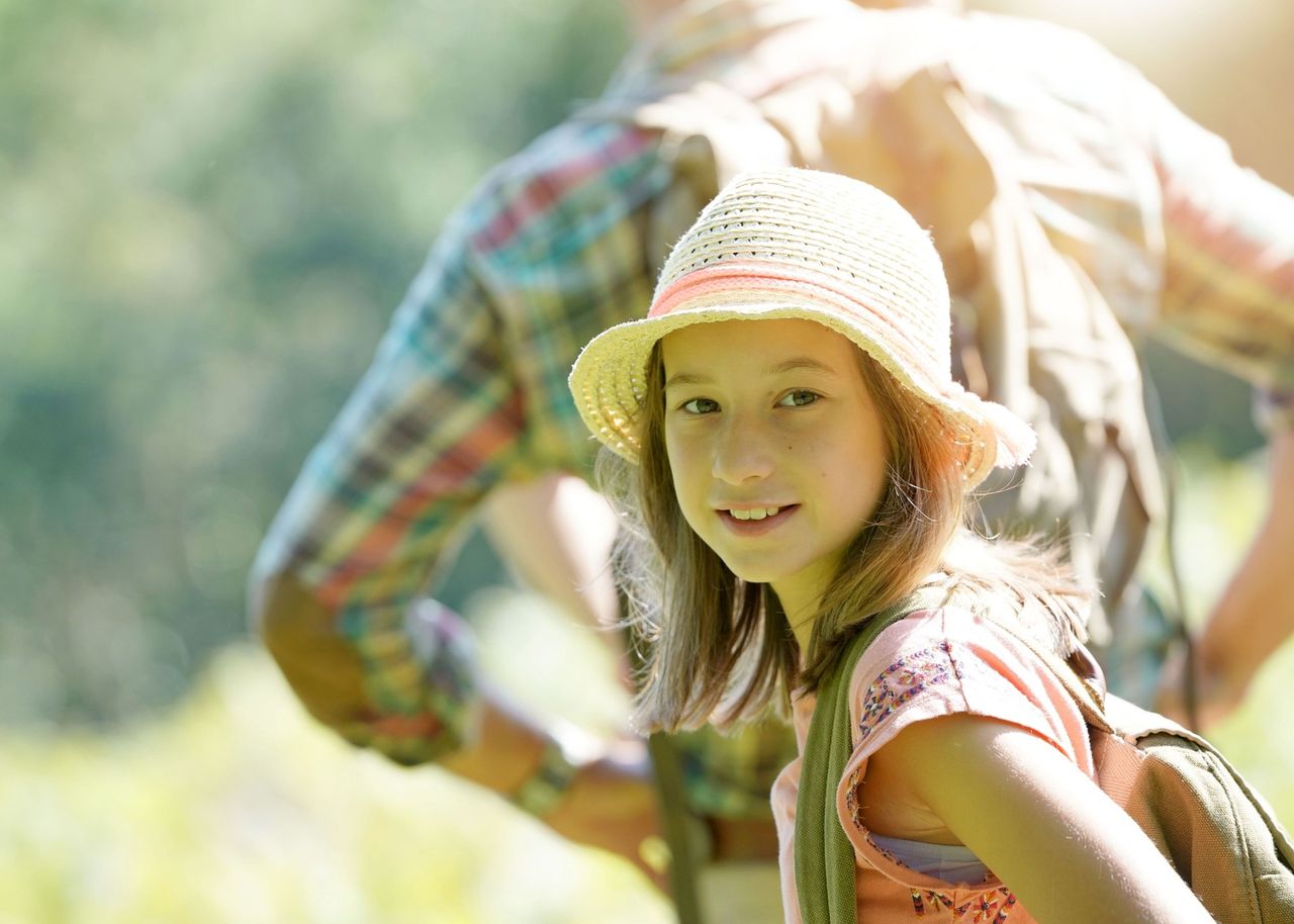 Wanderung Frau mit Rucksack schaut in die Kamera