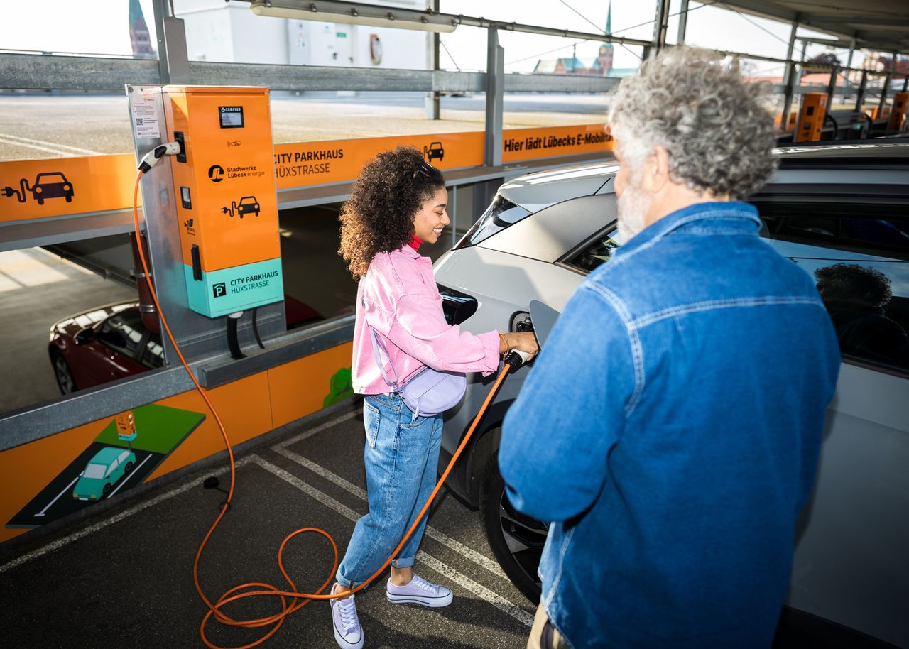 Laden an öffentlicher Ladestation in einem Parkhaus